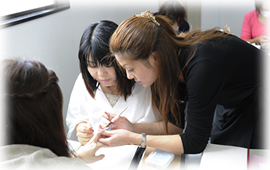 スクールは1コマ3名限定の少人数レッスンです